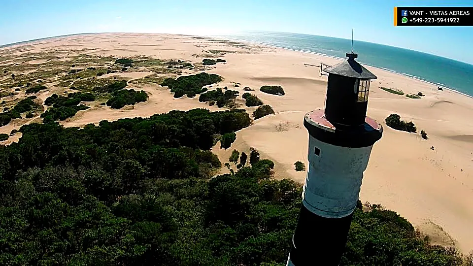 Vista aérea del Faro Querandí, los médanos y el mar