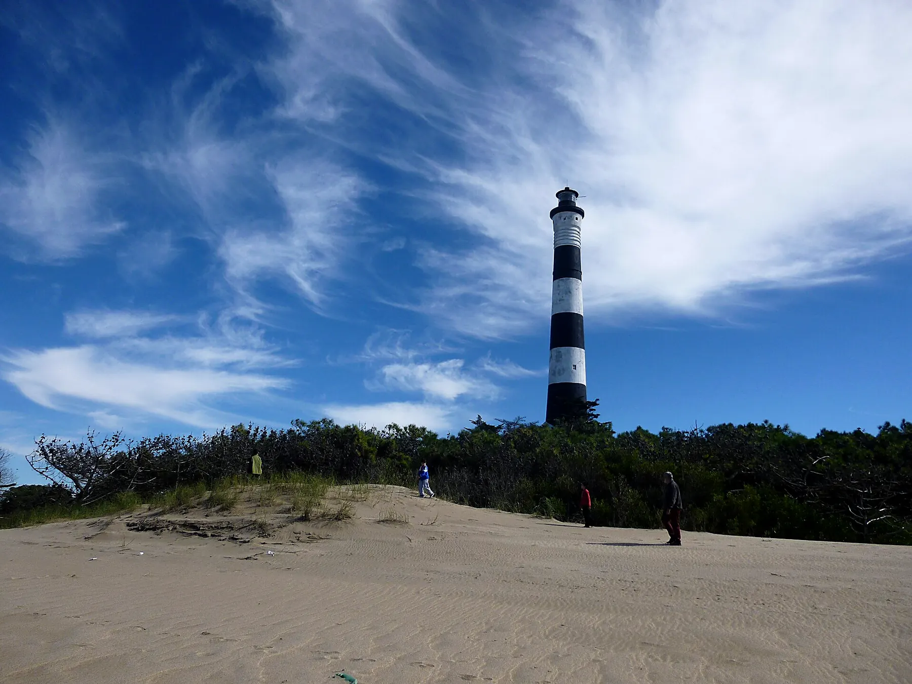 El Faro Querandí sobre los médanos