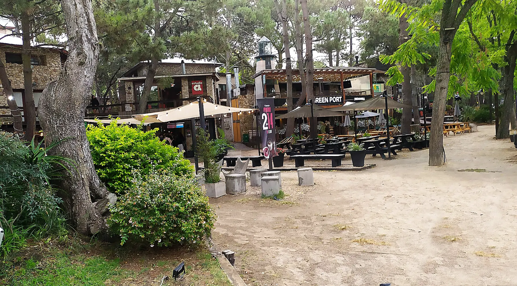 Locales comerciales entre los árboles, Mar de las Pampas