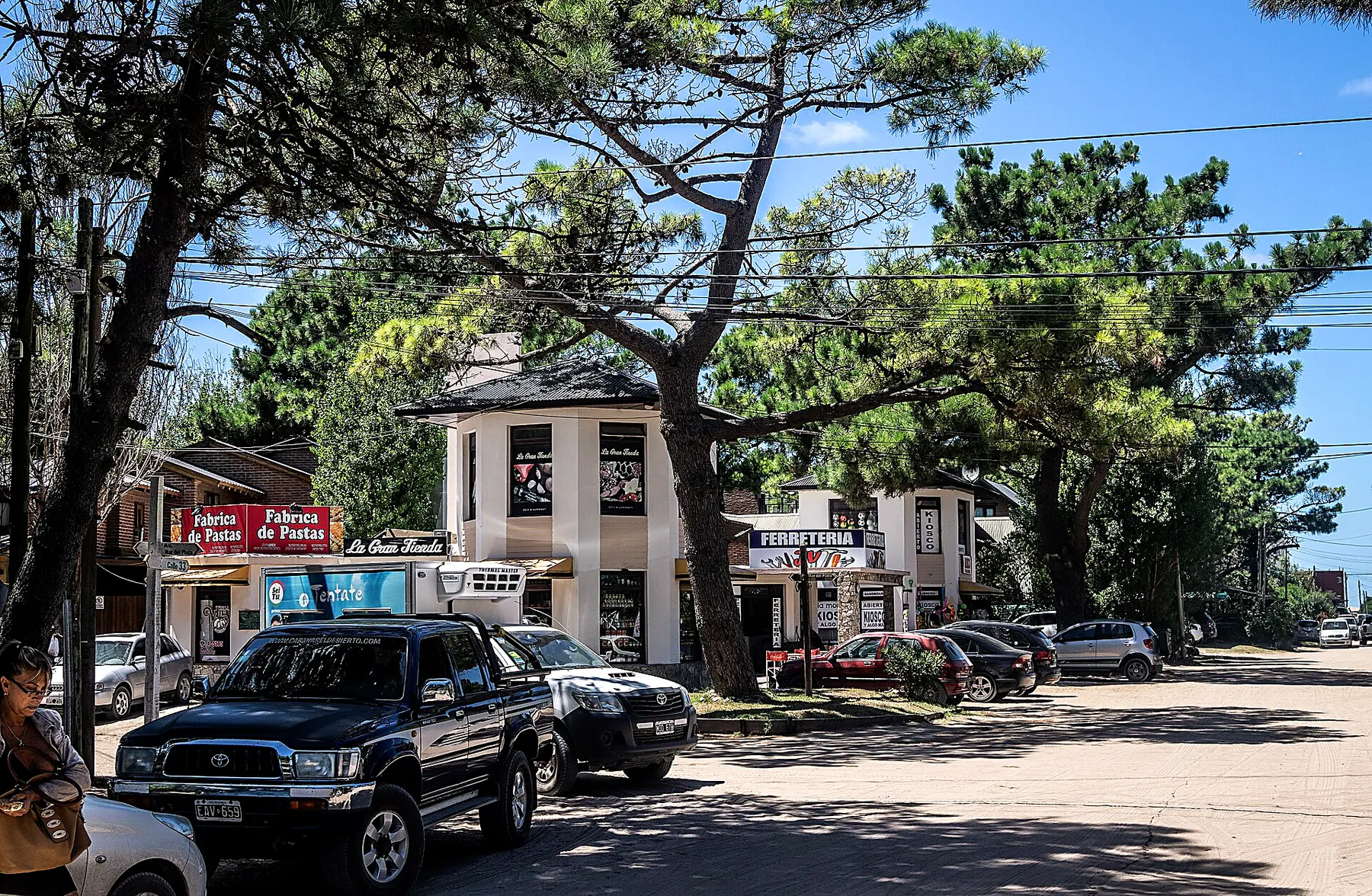 Esquina de Mar Azul con comercios