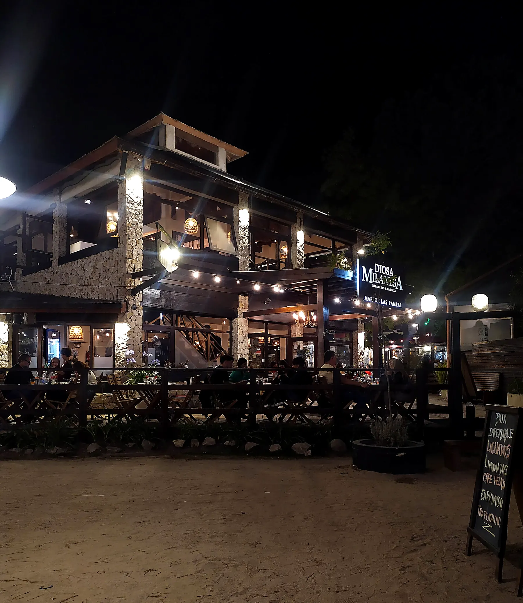 Restaurante iluminado de noche en Mar de las Pampas
